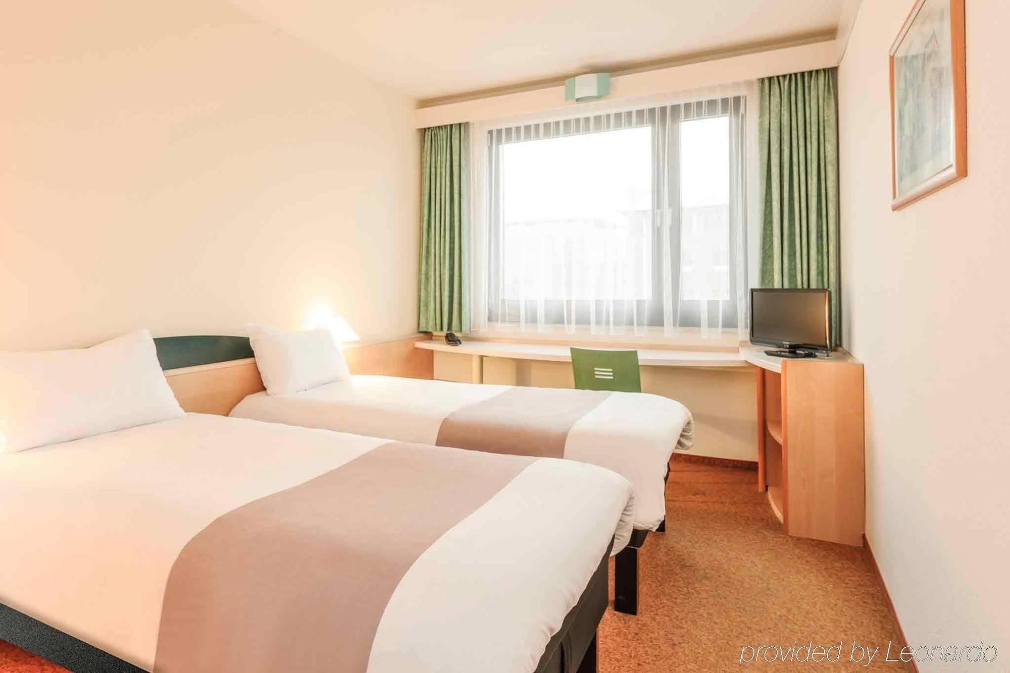 Ibis Rostock Am Stadthafen Exterior photo